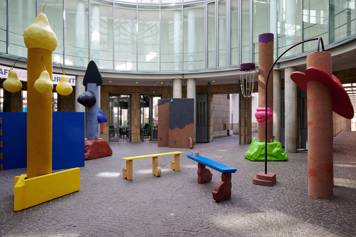 View of Maruša Sagadin: Luv Birds in toten Winkeln, Schirn Kunsthalle Frankfurt, 2023. © Schirn Kunsthalle Frankfurt. Photo: Mareike Tocha. 