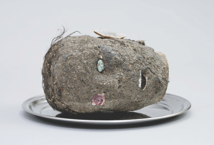 Jimmie Durham, Head, 2006. Wood, papier-mâché, hair, seashell, turquoise, and metal tray, 25 × 40 × 40 cm. Fondazione Morra Greco, Naples, Italy. Courtesy of kurimanzutto, Mexico City.