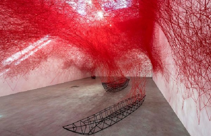 Chiharu Shiota, Uncertain Journey, vue de l'installation à Blain | Southern, Berlin, 2016. Courtesy de l'artiste