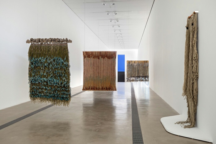 View of Olga de Amaral:&nbsp;Weaving the Infinite, Pulitzer Arts Foundation, St. Louis, Missouri, 2027. © Olga de Amaral. Photo: Sam Fentress. © Pulitzer Arts Foundation. 