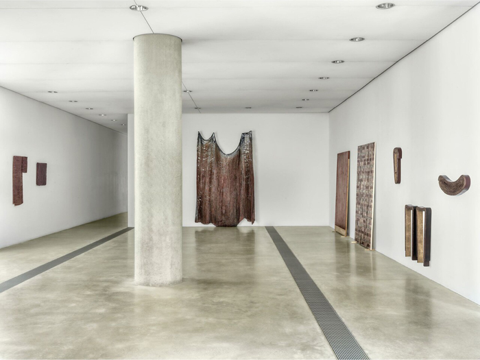 View of Delcy Morelos: Interwoven, Pulitzer Arts Foundation, St. Louis, Missouri, 2024. © Pulitzer Arts Foundation and Alise O’Brien Photography, Delcy Morelos. Photo: Alise O’Brien Photography.